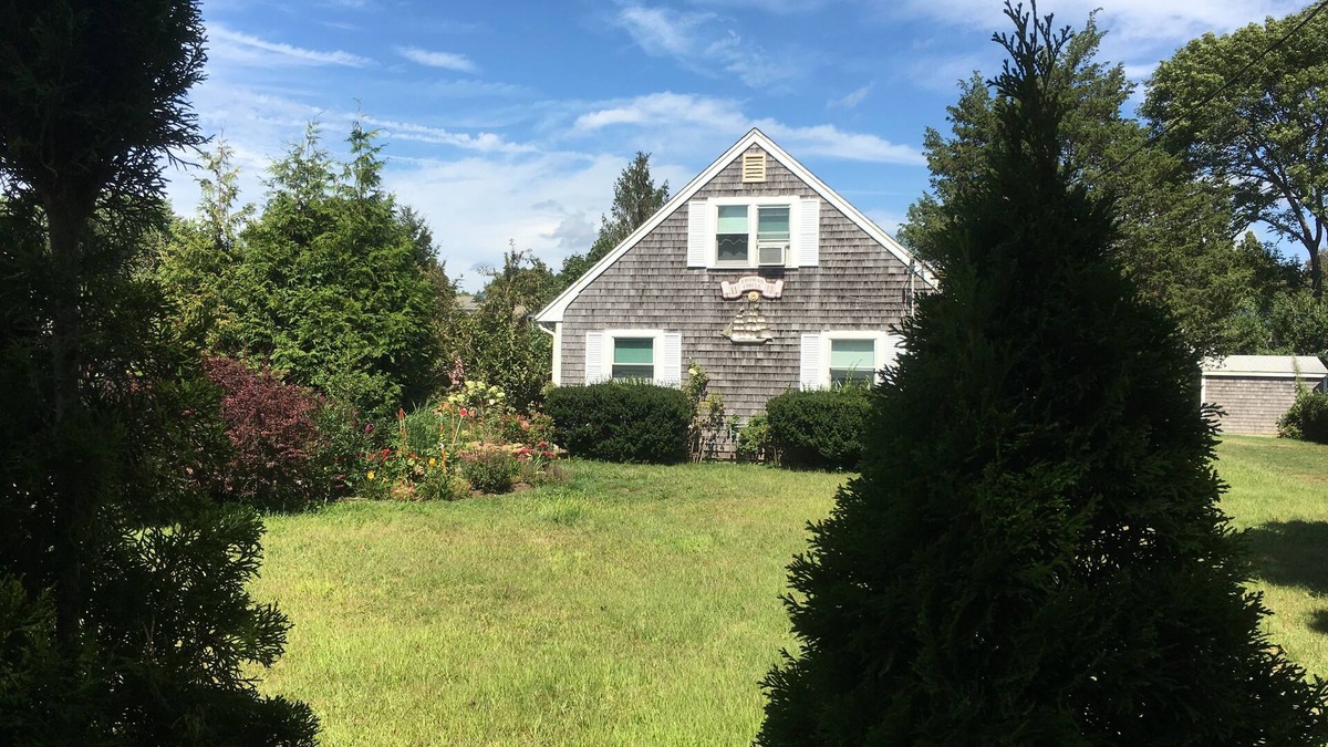 Falmouth House | 11 Quiet duplex by the beach, short walk to Falmouth Village, high-speed WiFi