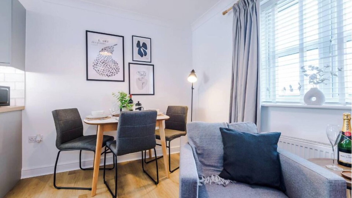 Crewe Apartment | 11 Salisbury Close