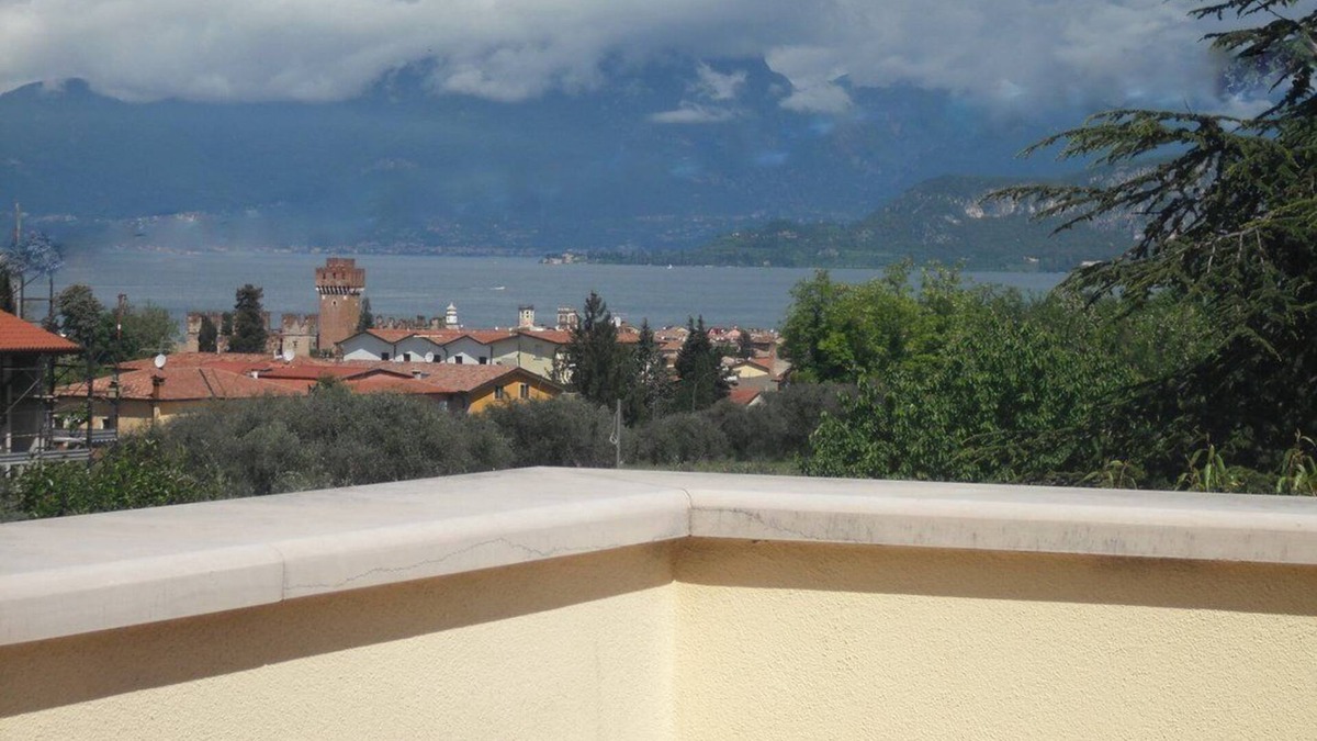 Lazise Apartment | 110 sq beautiful apartment with terrace overlooking the lake, pool and garden