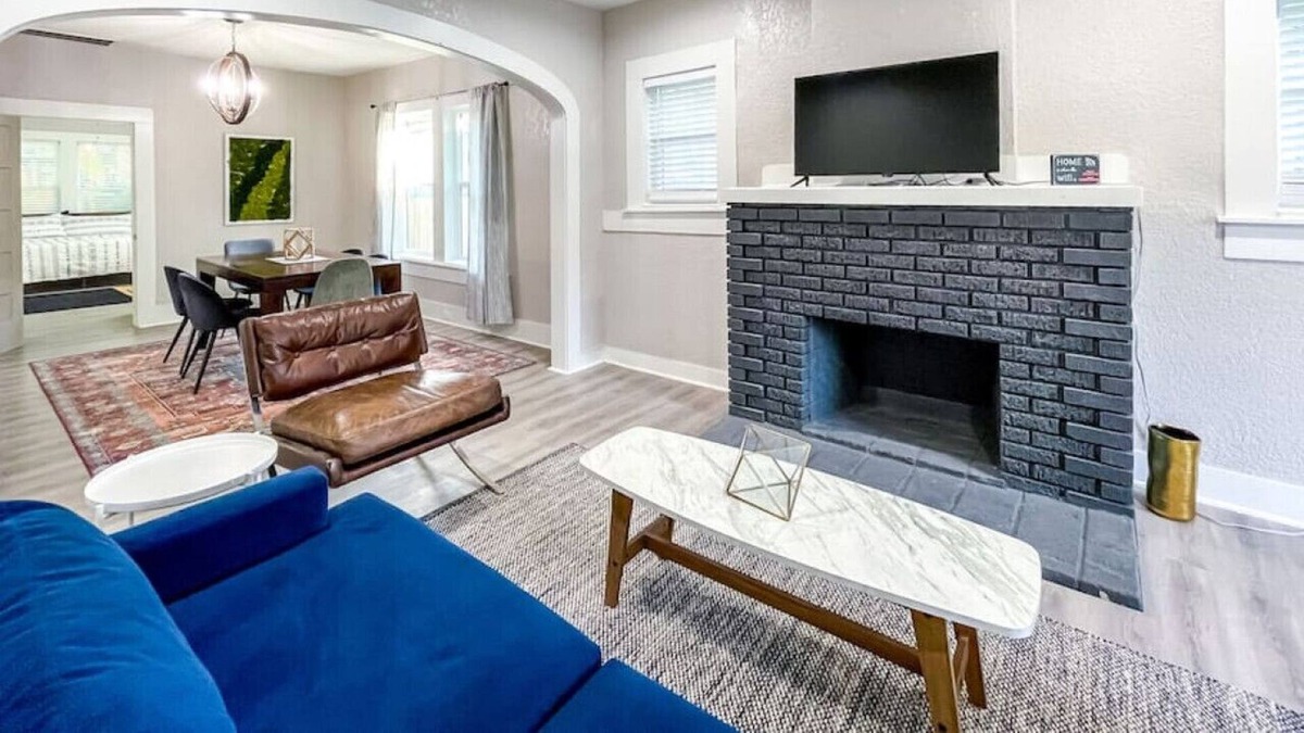 Eastside Promise Neighborhood House | 1108A · Charming Dignowity Hill ~ 5★ Location ~ ♛King Beds