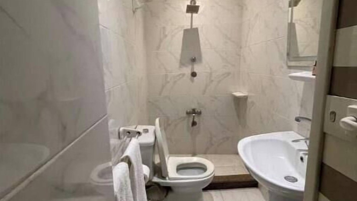 Muharam Bik Apartment | 111 Golden Hoster Downtown