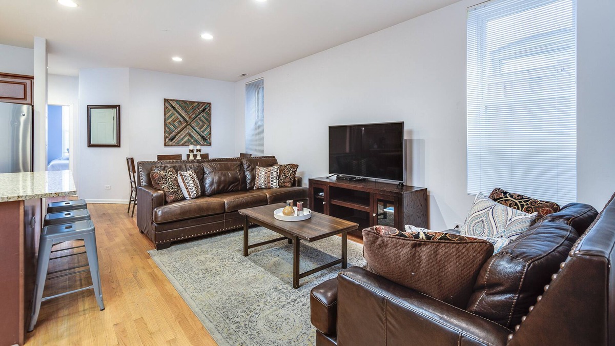 Wrightwood Neighbors House | 1147 bldg - Lincoln Park: Walk to Wrigley, the Lincoln Park and Beach!