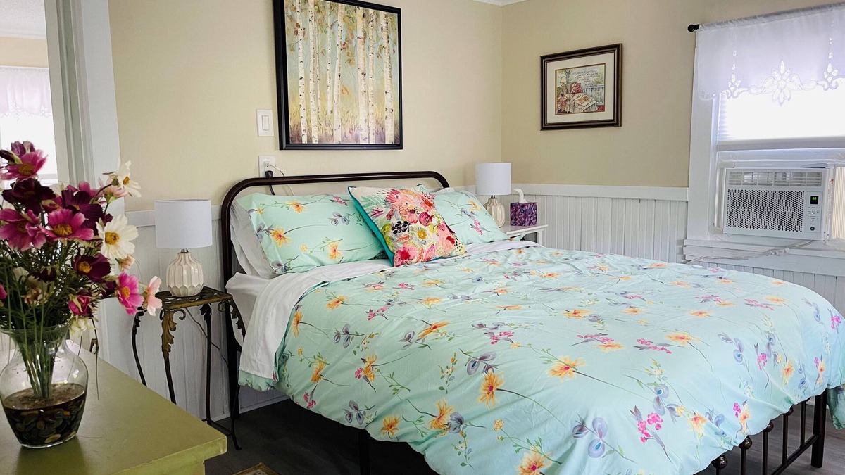 Groton Cottage | 115 Rose Cottage with 2 bedroom walk to Groton Bay