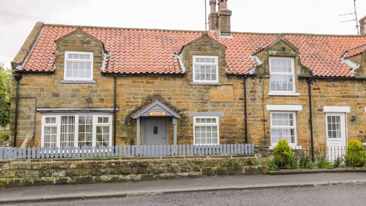 Burniston Cottage | 11A HIGH STREET, pet friendly, character holiday cottage in Burniston