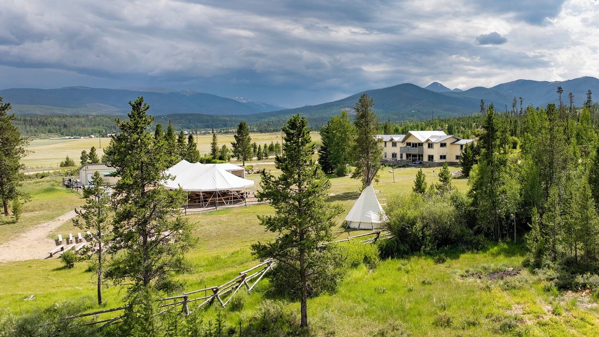 Granby House | 11BR Lodge. Rustic space for weddings & retreats! GoCasaVista.