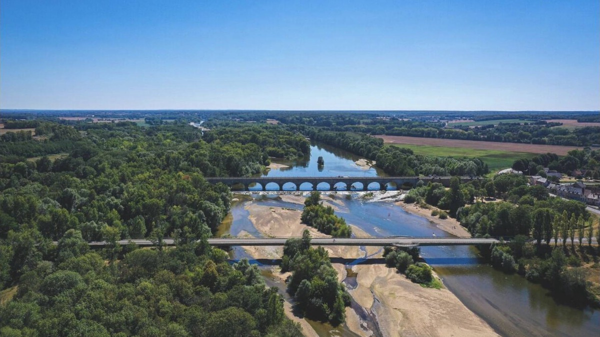 Nevers Boat Rental | 11m barge