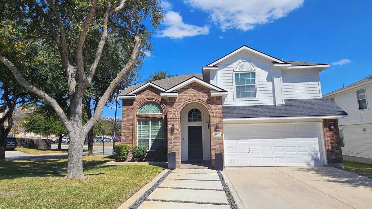 West San Antonio House | 12 Guest Home 3 minutes from SeaWorld close to Lackland AFB, and Six Flagsnn