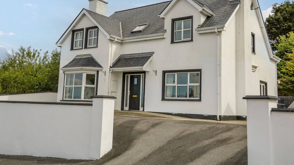 Buncrana Cottage | 12 HILLVIEW, pet friendly, with open fire in Buncrana, County Donegal