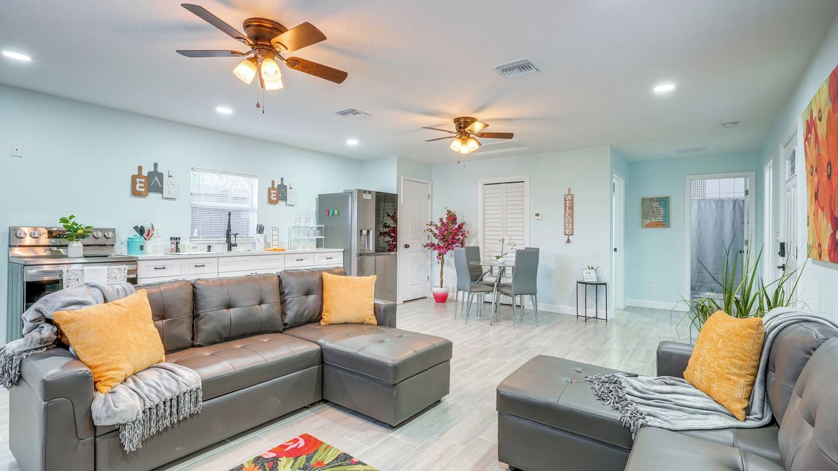 Bearss Plaza House | 12 Mi to Dtwn Tampa: Vibrant Home w/Outdoor Space