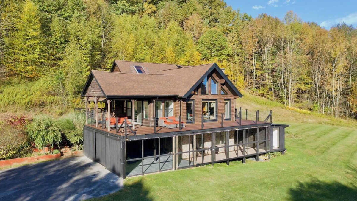 Oneonta Cabin | 12 miles to All Star Village, 18 miles to Dreams Park. Only 1 hour from Windham, Platekill and Hunter ski mountains and 1.5 hours from Woodstock.