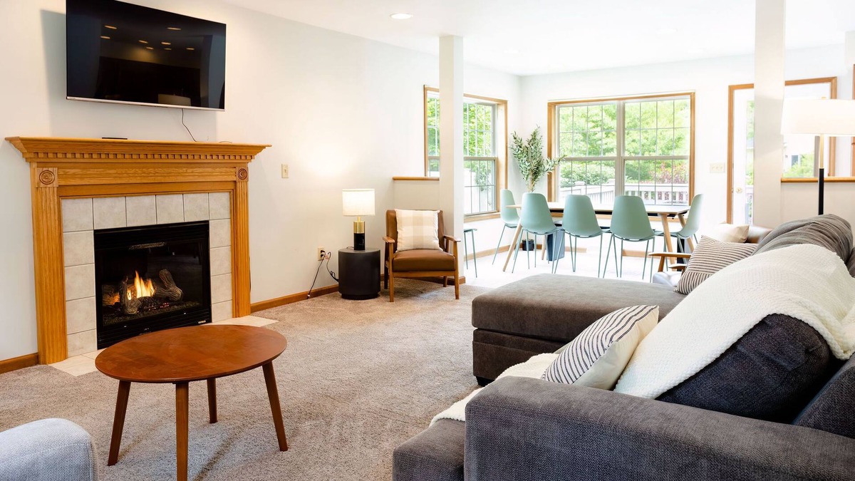 Gansevoort House | 12 Min to Saratoga! Pet Friendly, Spacious, Peaceful and Inviting