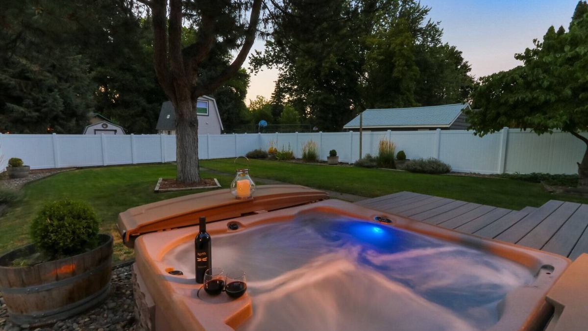 Walla Walla House | 12 Min Walk To Downtown. 5 Min Walk To Whitman. Surrounded By 2 Beautiful Parks.