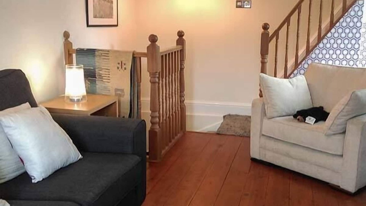 Hepworth Cottage | 12 RATTLE ROW, romantic, character holiday cottage in Holmfirth