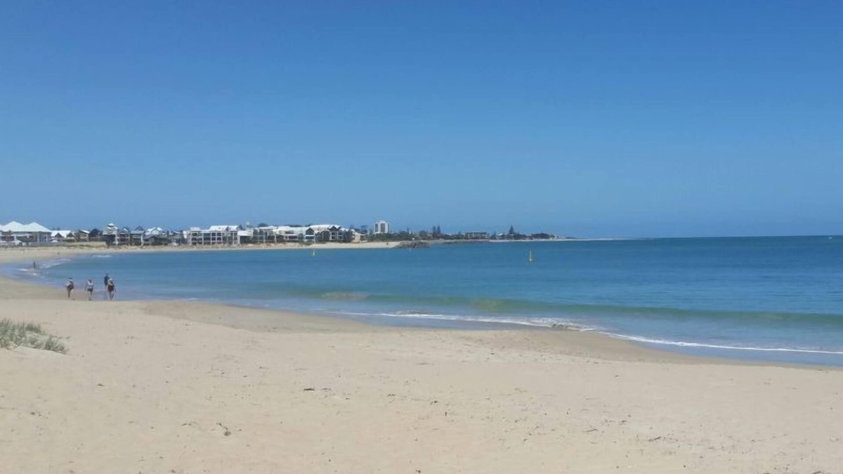 Mandurah House | 12 singles or 8 couples & children/4 queens/4 doubles/5 singles beds