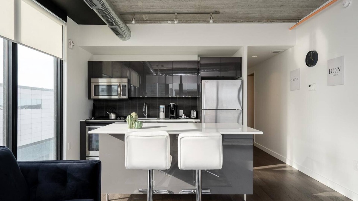 Downtown Winnipeg Condo | (1208)Downtown Glasshouse Beautiful 2BR 2BATH +Fast WiFi (311)