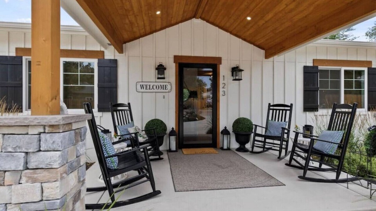 Monument Cottage | 123 Washington · Quaint -Farmhouse style house in Downtown Monument