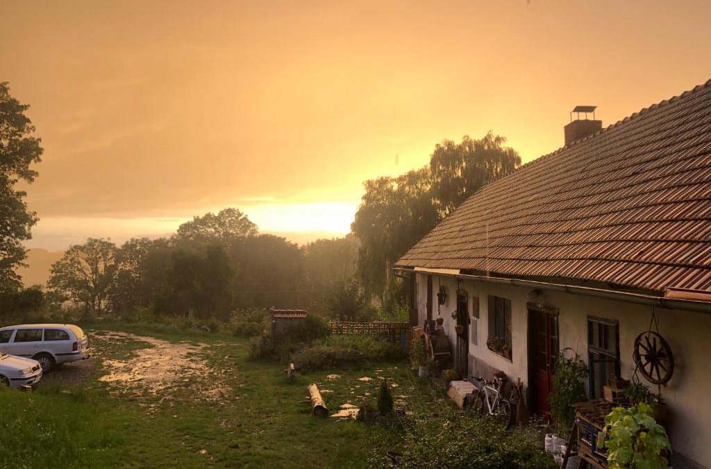Jistebnice House | 127 let stará chalupa se spaním na peci a finskou saunou