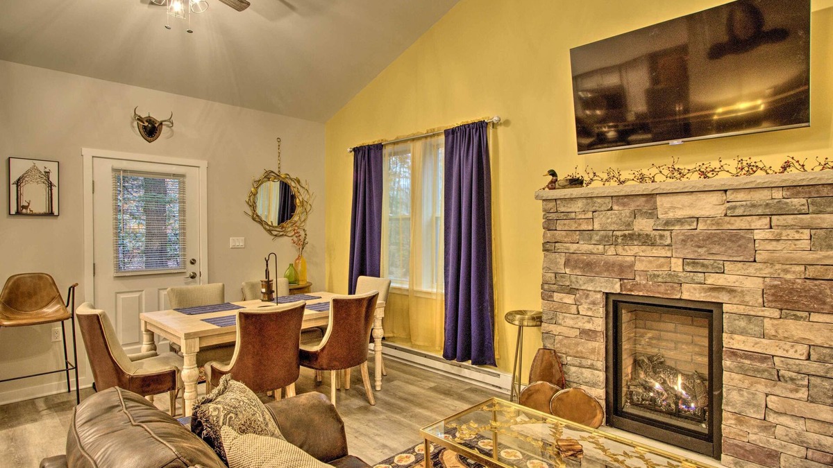 Saylorsburg Cottage | 13 Mi to Camelback Ski! Creekside 'Lincoln Lodge'