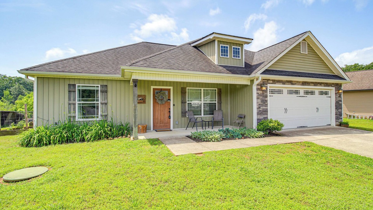 Chickamauga House | 13 Mi to Chattanooga: Family Home w/Backyard!