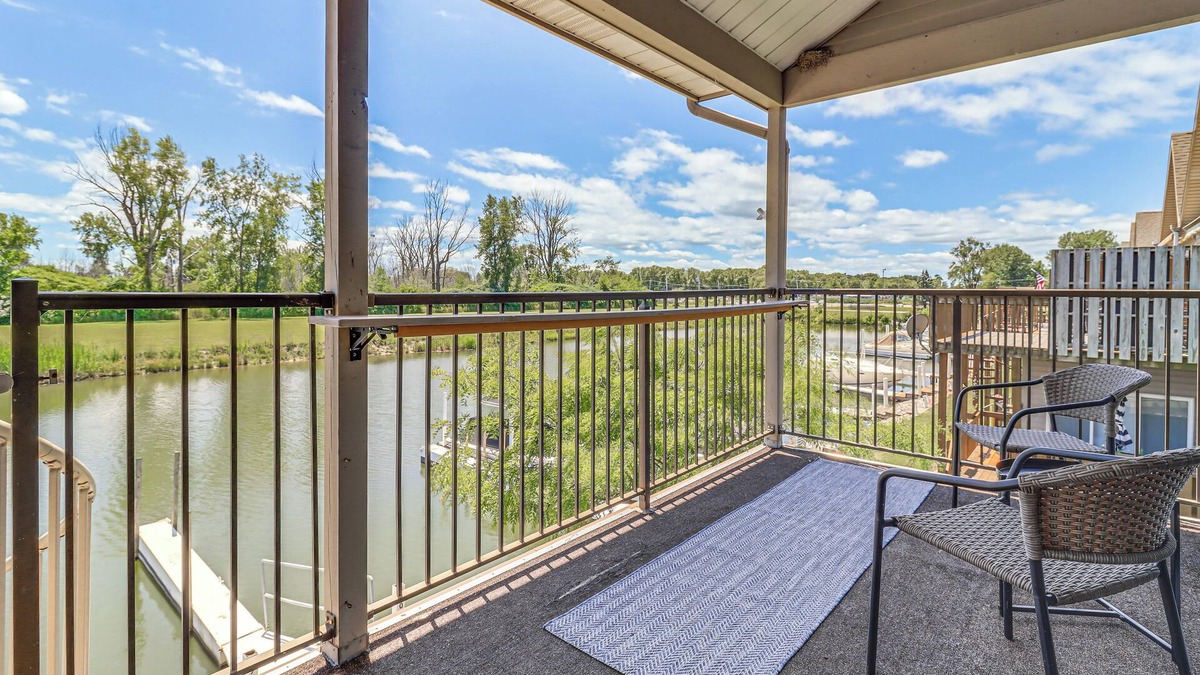 Oak Harbor Condo | 13 Mi to Port Clinton: Lake Erie Getaway w/Dock