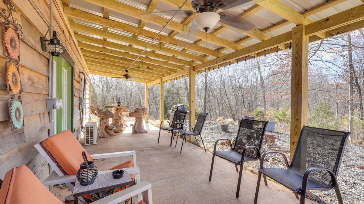 Powell Cabin | 13 Mi to Walmart HQ: Family-Friendly Cabin!