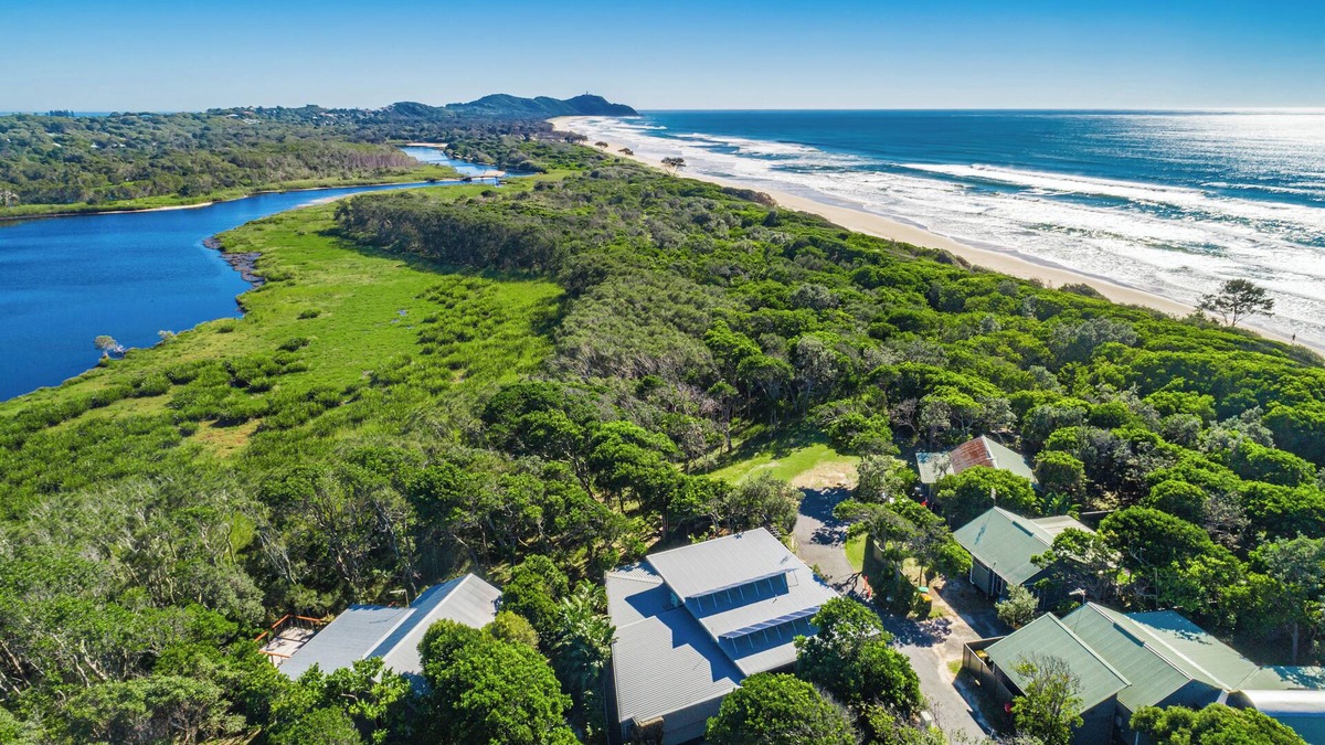 Suffolk Park Cottage | #13 Tallow Sands - Lakeview Beach house overlooking Tallow Creek