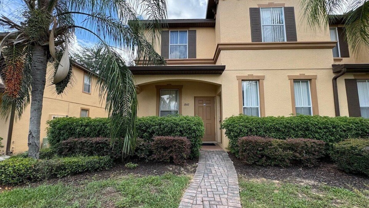 Regal Palms House | 1307 Charming Regal Palms Villa