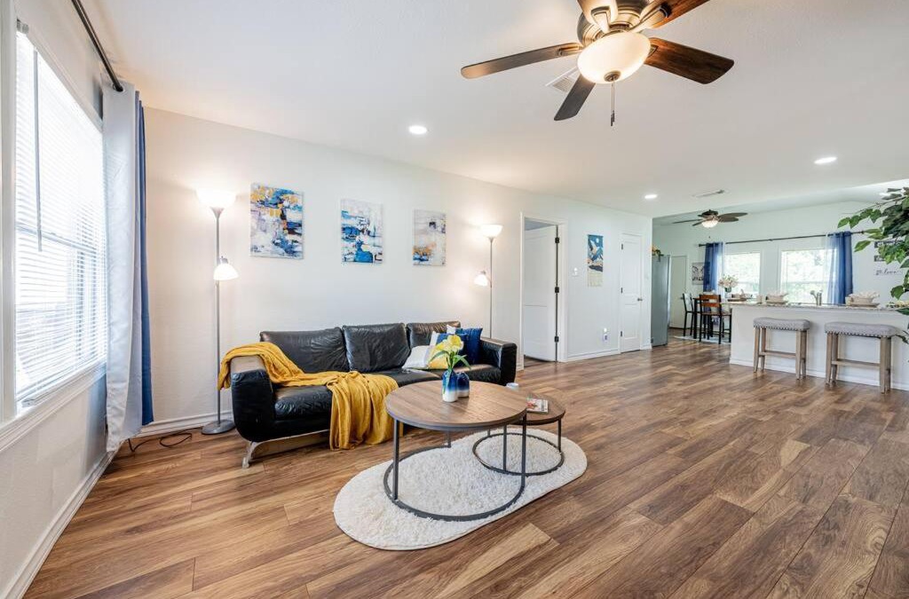North Shore Villa | 13335 NEW cozy 4BR Emporia Escape