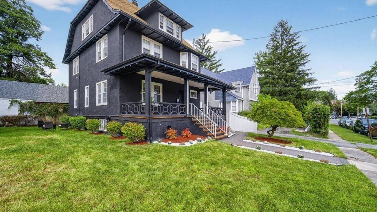 New Rochelle House | 14 Guest Family Getaway- 40 min from NYC