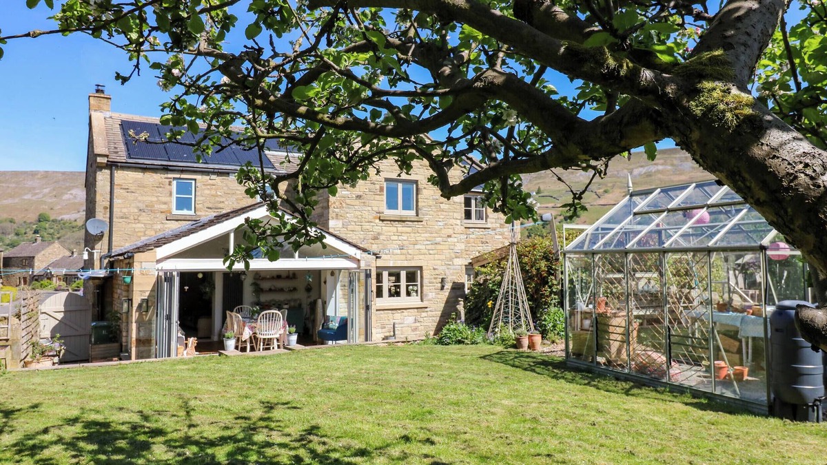 Reeth Cottage | 14 HILL CLOSE, pet friendly, with open fire in Reeth