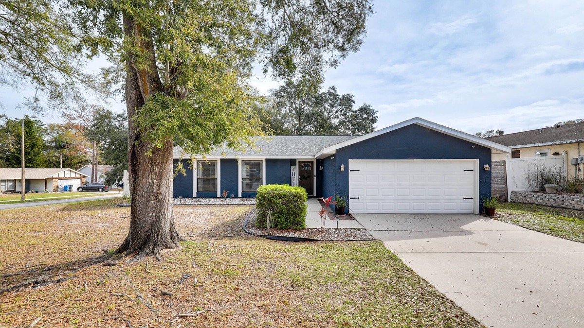 Seffner Community Alliance House | 14 Mi to Dwtn Tampa Bay: Brandon Home w/Fire Pit!