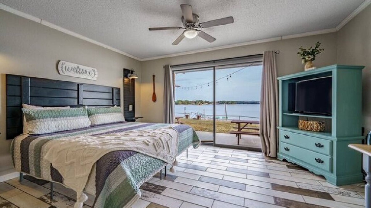 Hot Springs Hotel | #14 The Cove - King Room (pet-friendly)