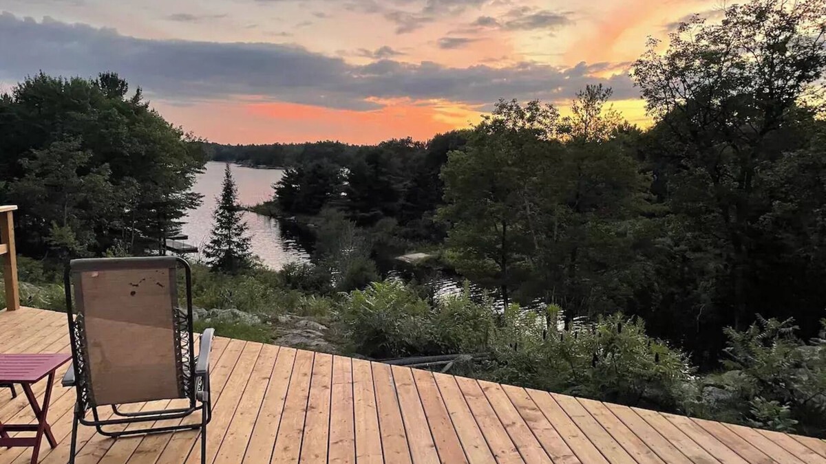Carling Cottage | 140 Acre Secluded Cottage Retreat 2Br+1 in Muskoka