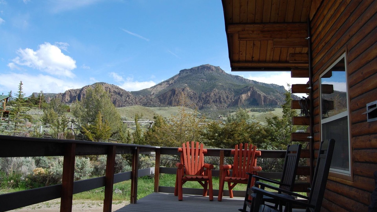 Wapiti Cabin | 1400 sqft Cabin 30 Miles from Yellowstone NOW WITH INTERNET!