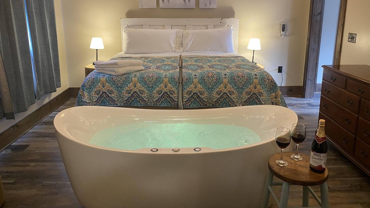 Canton House | 144 Our apartment in Canton restaurants 20 min Asheville, WiFi, Whirlpool Tub