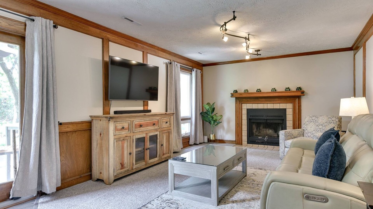 West Omaha House | 144th and Center! 10 mins to Village Point and 20 mins to downtown!