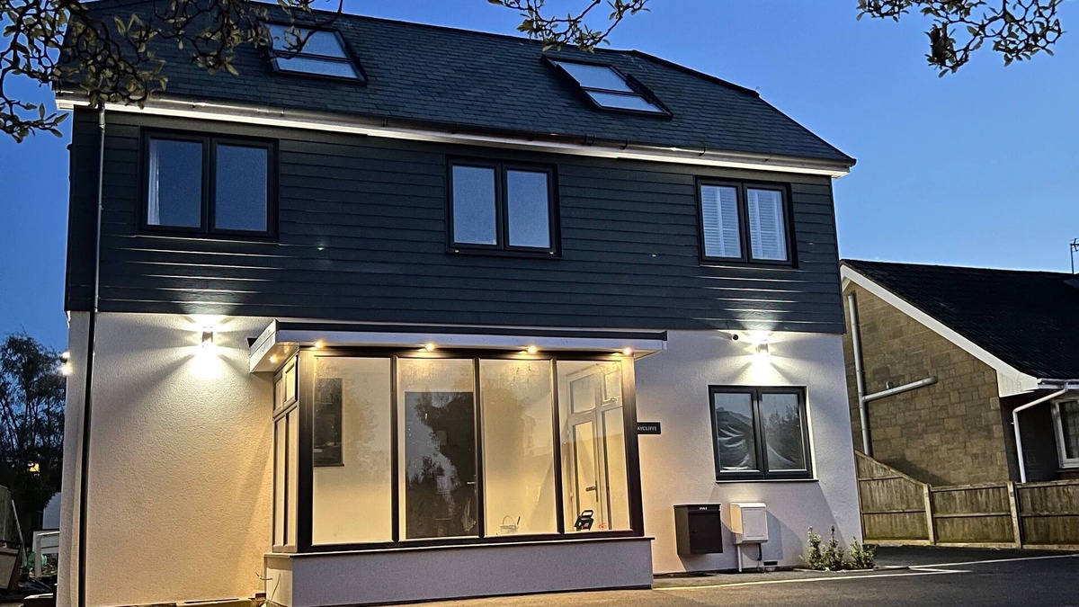 Shanklin House | 15% Ferry Discount. 15 minutes to beach. 5 bed house with 22 sqm equipped gym.