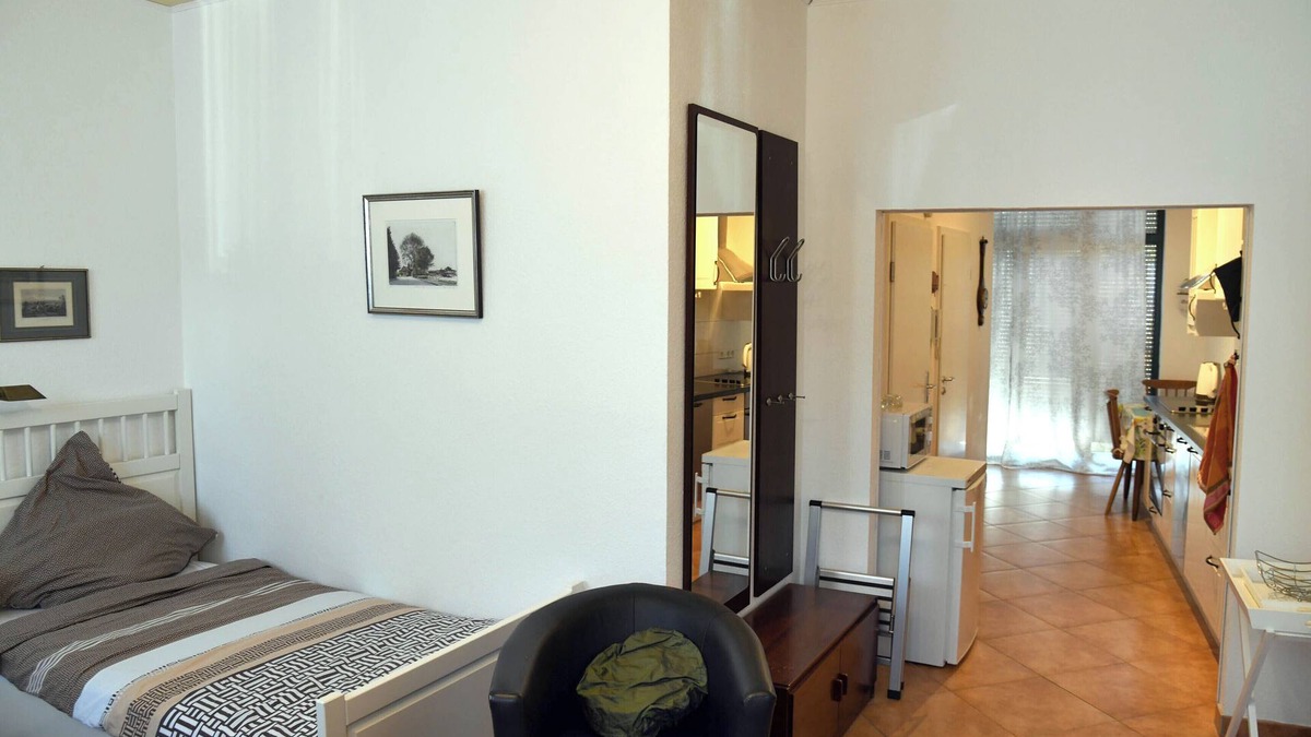 Furth-Sud Apartment | 15 min from Neuss main station. Apartment for rent in quiet residential street.