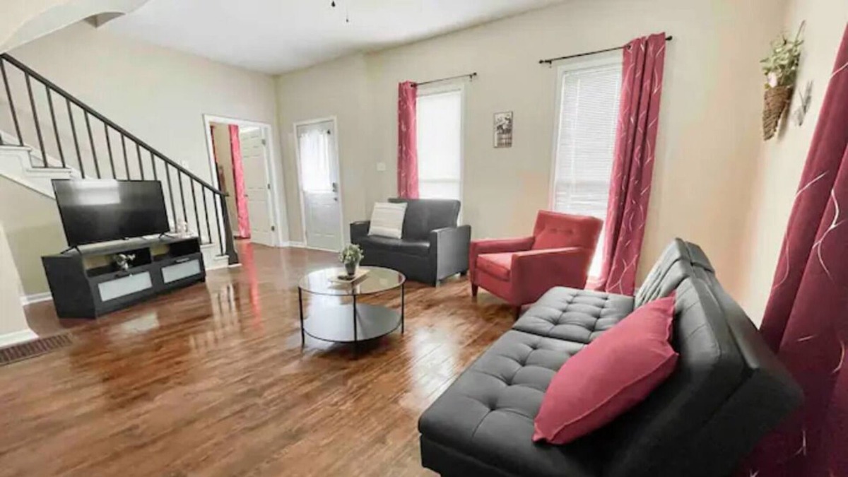 Greenwood House | 15 Min/Lucas Oil, Sleeps 10! Host w/1,000 Reviews!