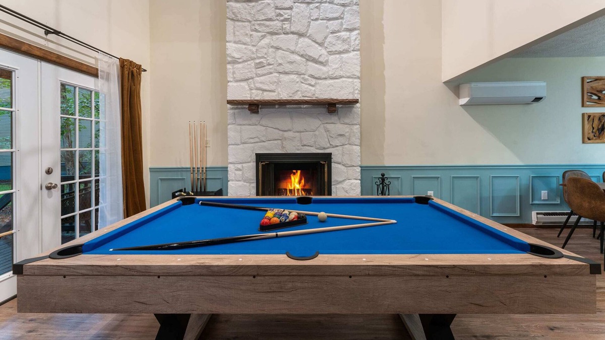 East Stroudsburg Cabin | 15 min to Camelback | Hot Tub | Game Room | Modern