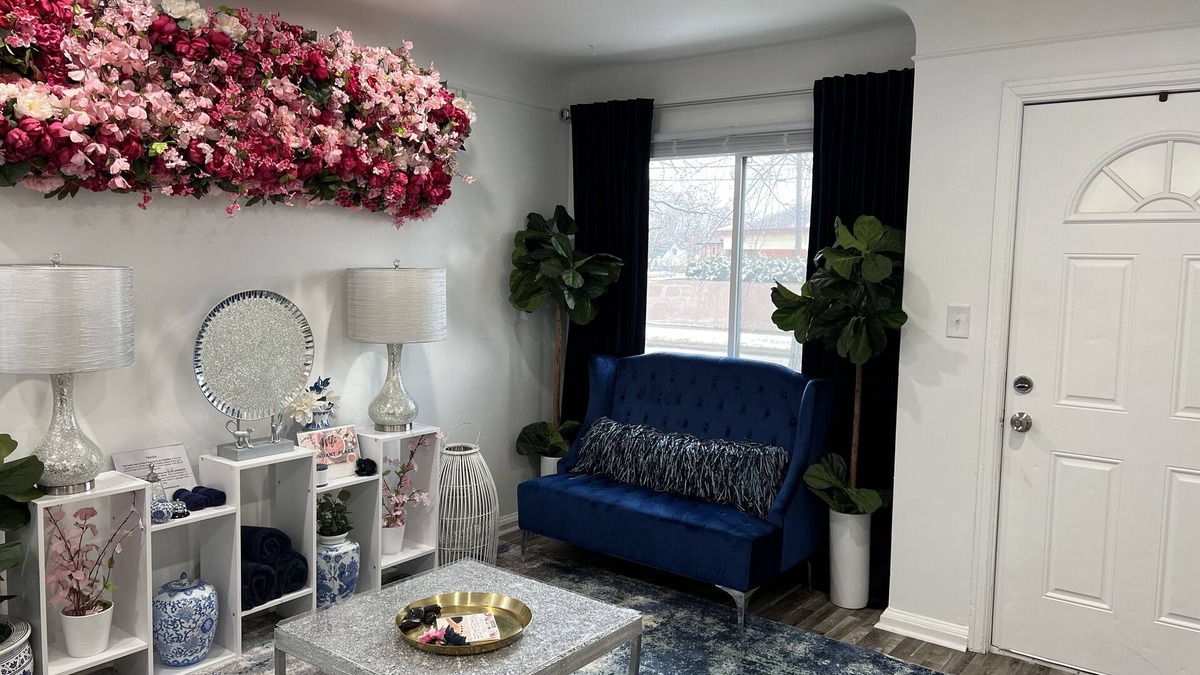 Redford House | 15 mins Away from Downtown Detroit Beautiful home Perfect for taking Selfies