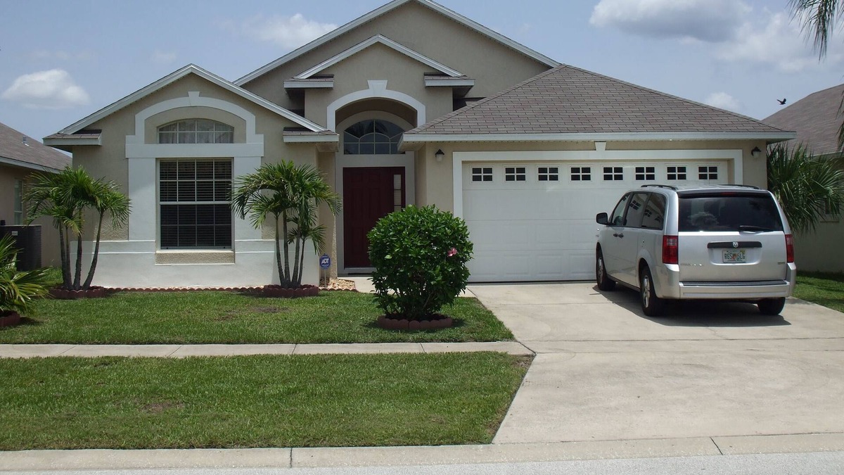 Eagle Pointe South Villa | 15 mins to Disney,4 Bed / 2 bath villa, sleeps 8, with pool & no rear neighbours