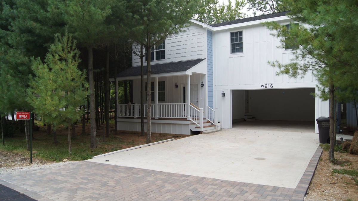 Village of Bloomfield House | 15 Mins to Lake Geneva 3+ Family Capacity