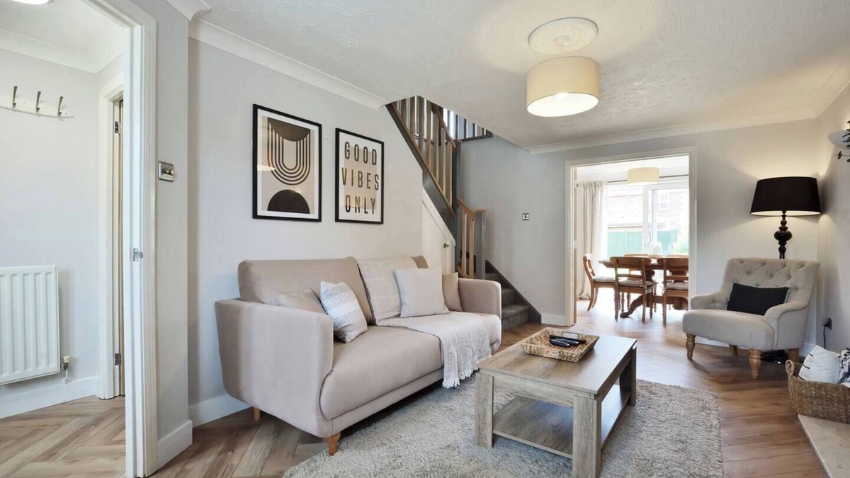 Hereford House | 15 Mins Walk to City Parking for 3 cars Walk to the Pub 6 mins Garden Spacious Home King Bedroom Smart TV