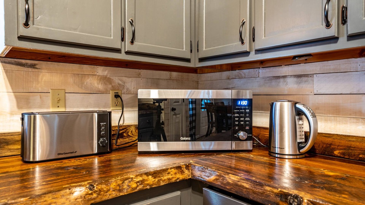 Cherry Log Cabin | 15 minutes from Blue Ridge, pet friendly