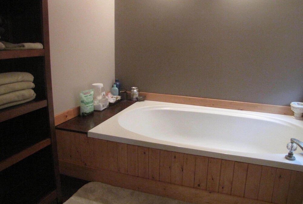 Mountain View House | 15 minutes from Waterton, great place for family gatherings, great mountain view