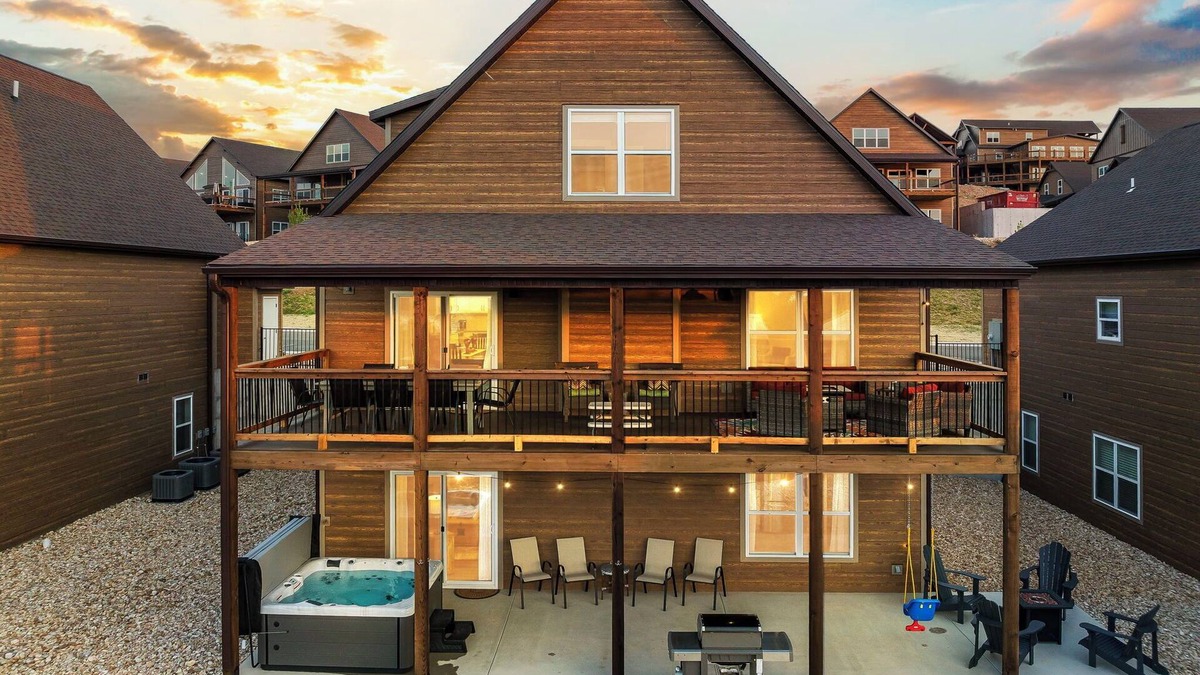 Kimberling City House | 15 Steps to Outdoor Pool, Private Hot Tub,Free Silver Dollar tickets, 2 fireplaces