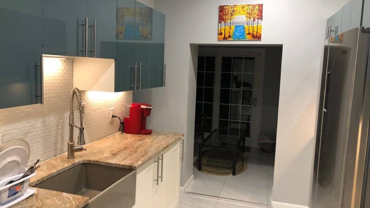 Spruce Hill House | 15 Under 1 Roof. Luxury. University City. Friends & Family Gatherings.