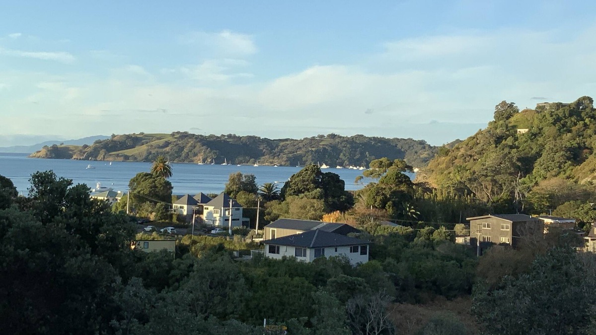 Onetangi House | 150 metres from Onetangi Beach