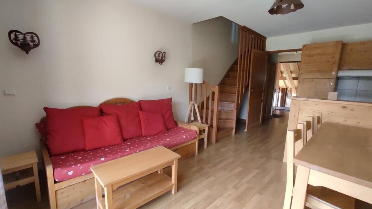 Les Claux Apartment | 150m from ski slopes, 2nd floor, swimming pool, balcony, parking, tv, ski locker, 50m², Vars